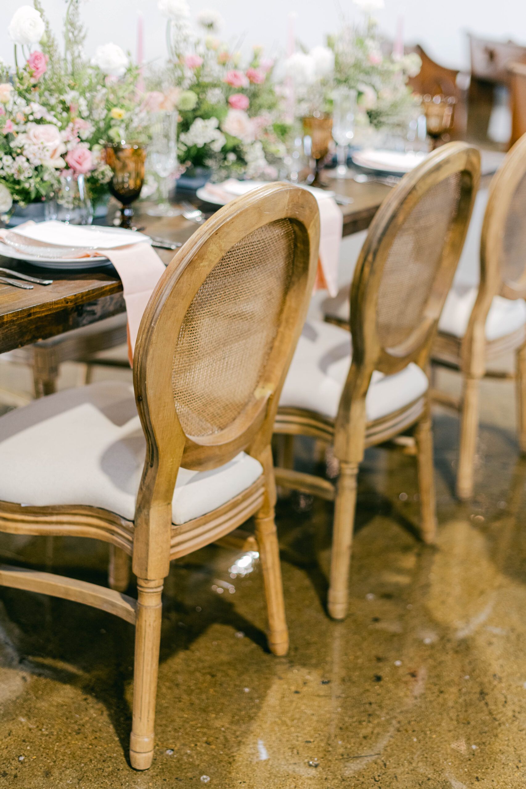 Hot Sale Luxury Vintage French Louis Chair Wedding Chair Banquet GOST  Dining Chair Event Stacking LV Rental Wood Chairs - China Louis Chair, Luis  Chair