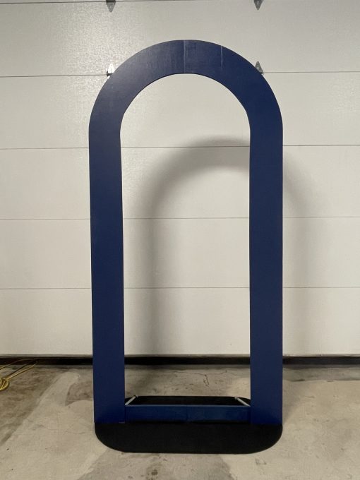 Painted to your color choice, this arch is navy blue with a flat solid base.