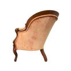 Side view of the settee with beautiful curves