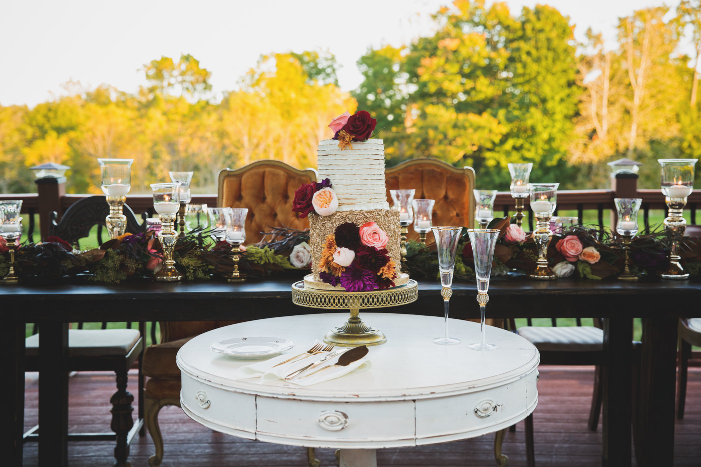 Lisette Table with Elsa Mirrored Large Cake Stand and Solange Goblets at a wedding cake display